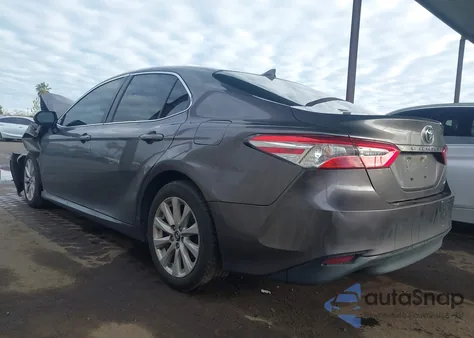 2019 Toyota Camry Le z USA, uszkodzony, nr VIN 4T1B11HK8KU801896